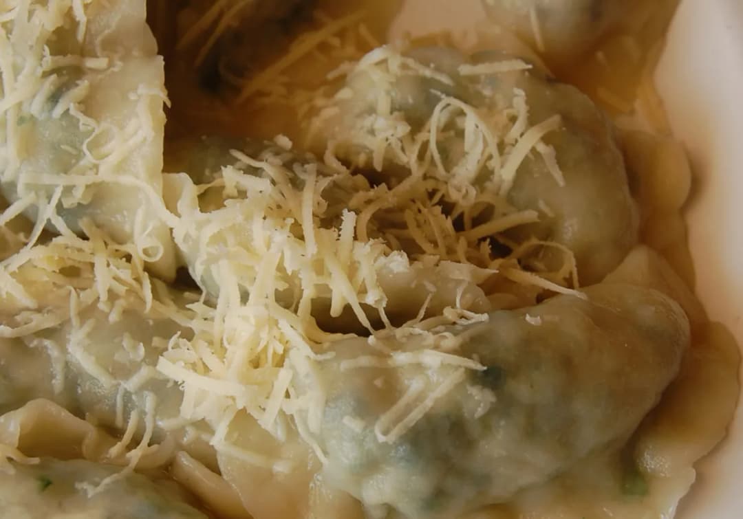 Pierogi z kurczakiem i szpinakiem – pyszne i sycące danie