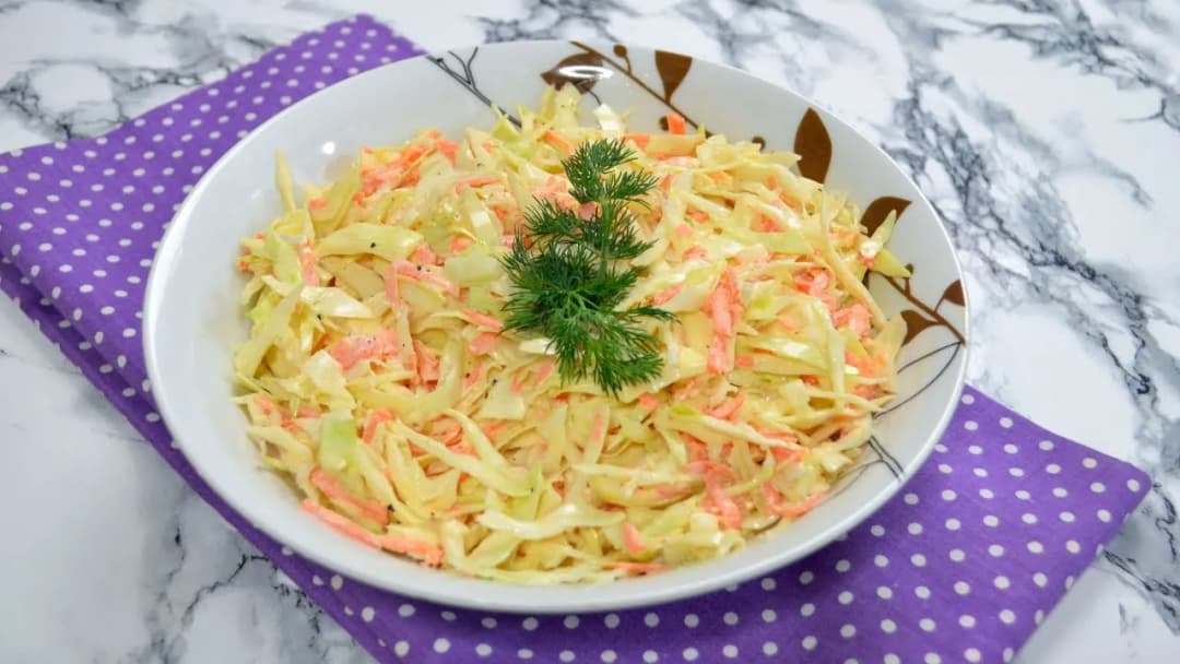Prosty przepis na sałatkę coleslaw – krok po kroku z poradami i wariantami