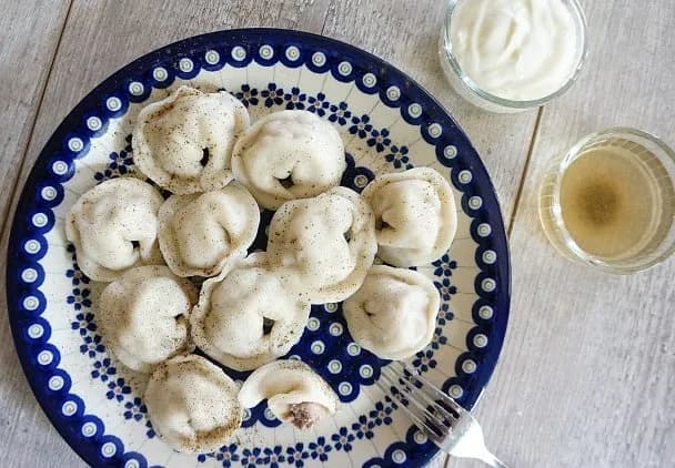 Pierogi ukraińskie z ziemniakami – tradycyjny przepis na danie