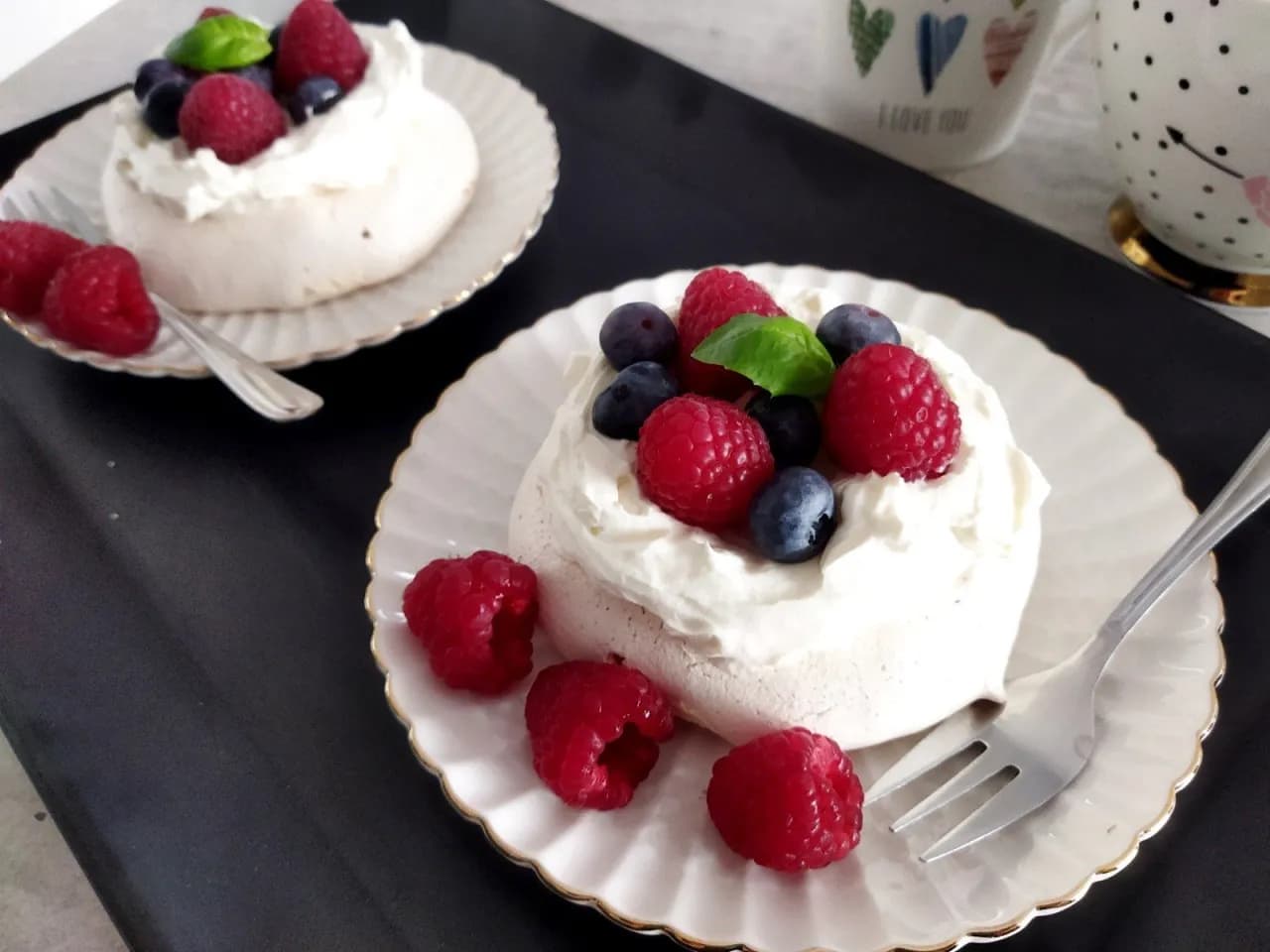 Pavlova z truskawkami – jak zrobić krok po kroku pyszny deser