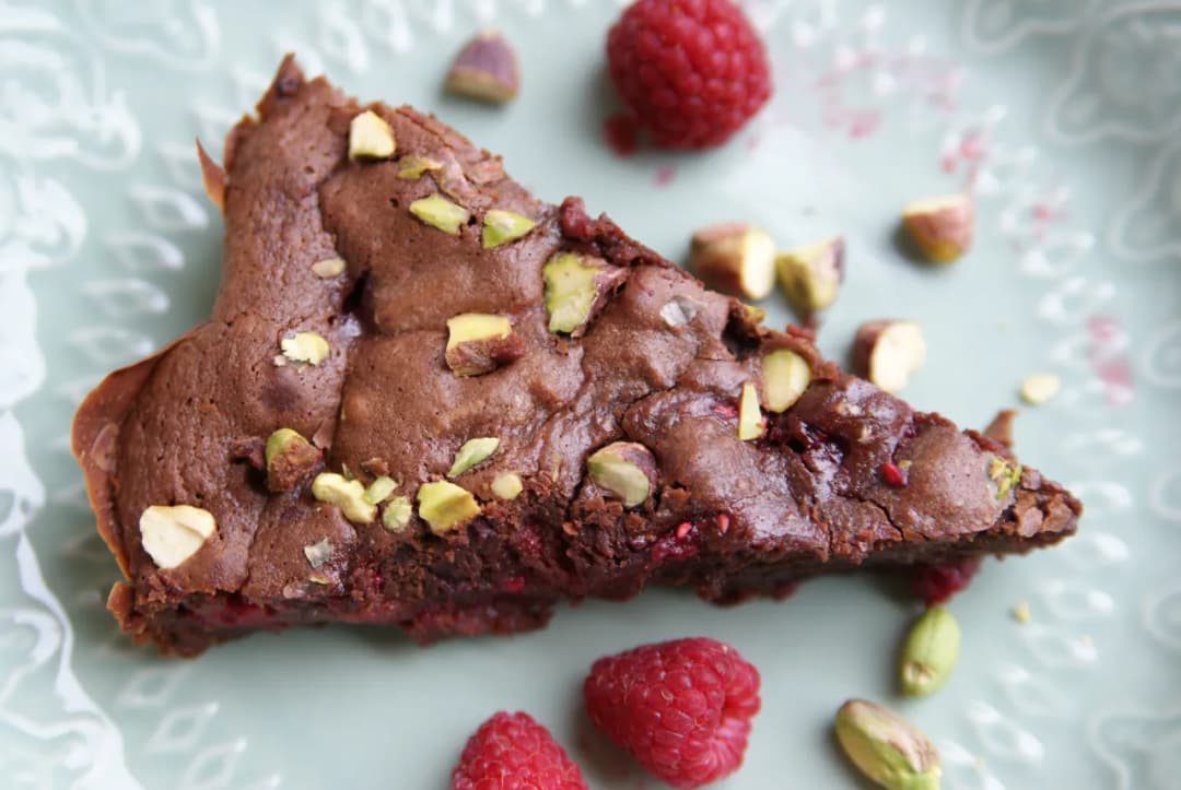 Czy ciasto z pistacjami i masą pistacjową to wyjątkowy deser?