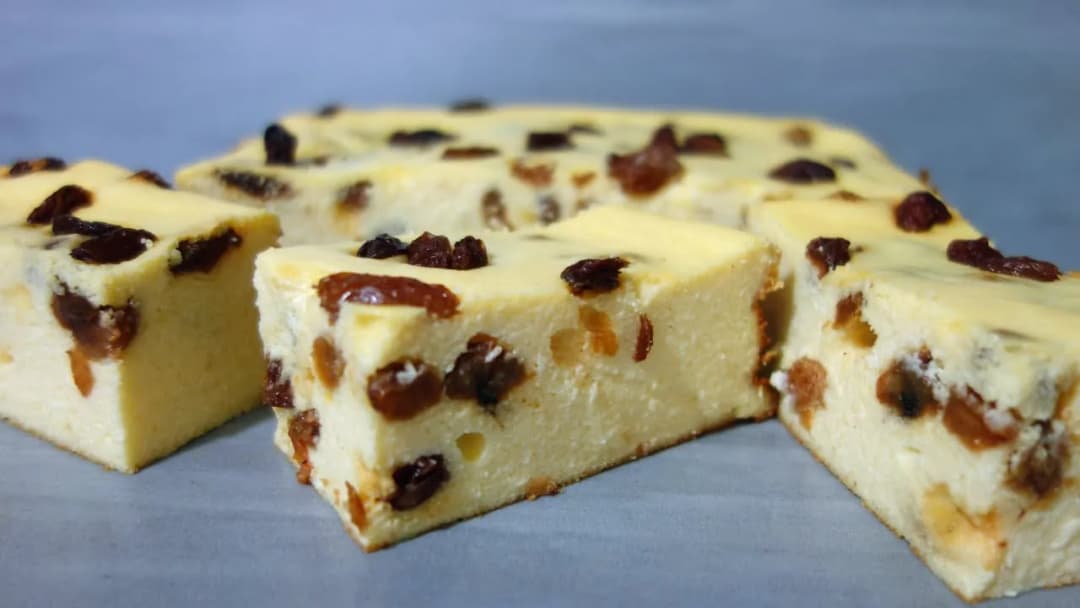 Prosty sernik bez spodu z rodzynkami – pyszny deser bez pieczenia