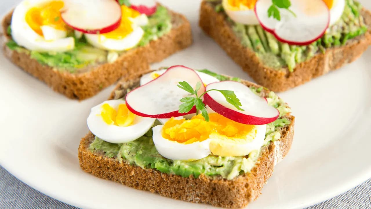 Awokado z jajkiem: prawdziwa kaloryczna bomba czy fit posiłek?