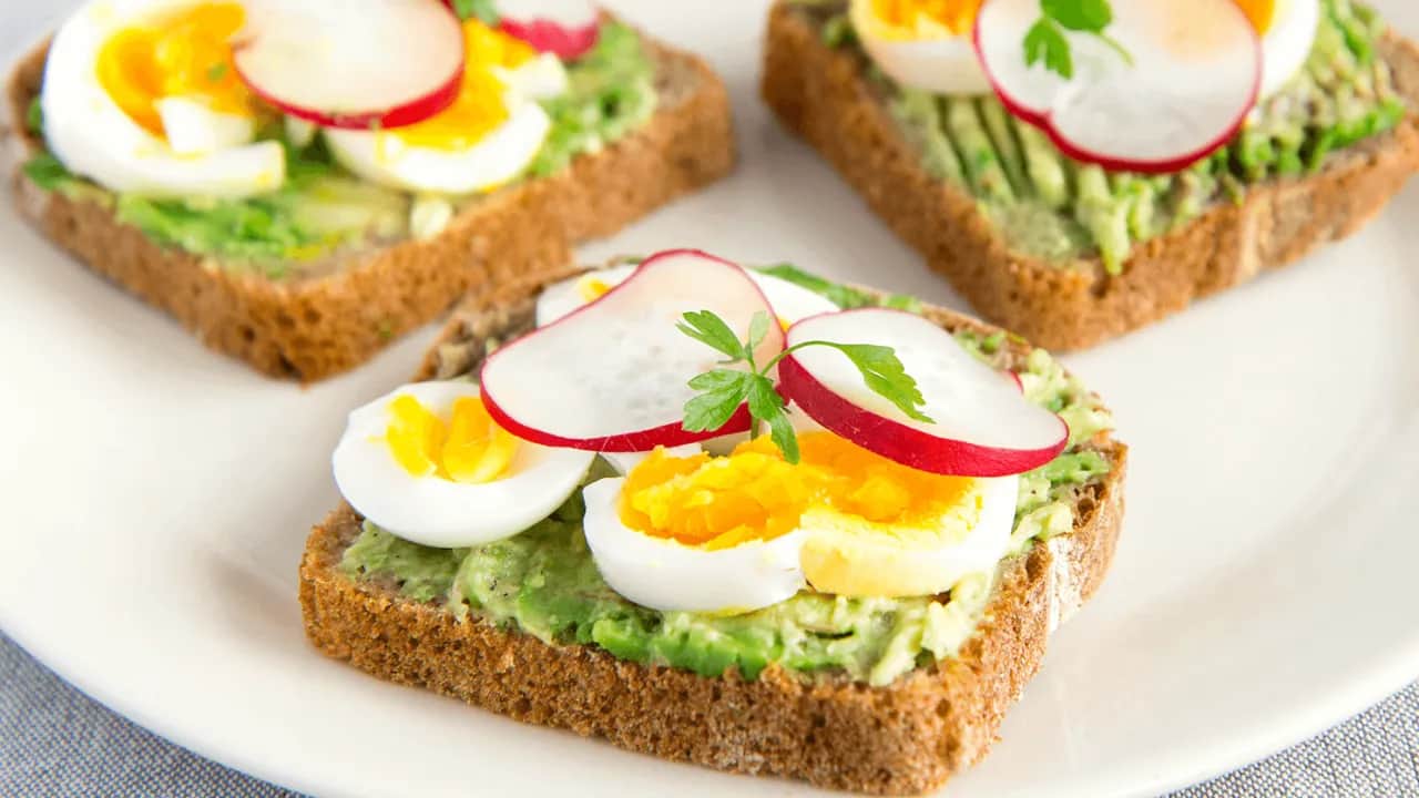 Awokado z jajkiem: prawdziwa kaloryczna bomba czy fit posiłek?