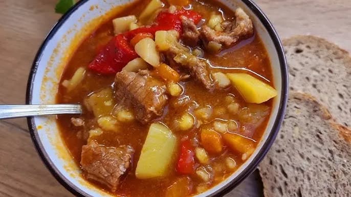 Jak gotować zupę gulaszową? Prosty przepis krok po kroku bez błędów