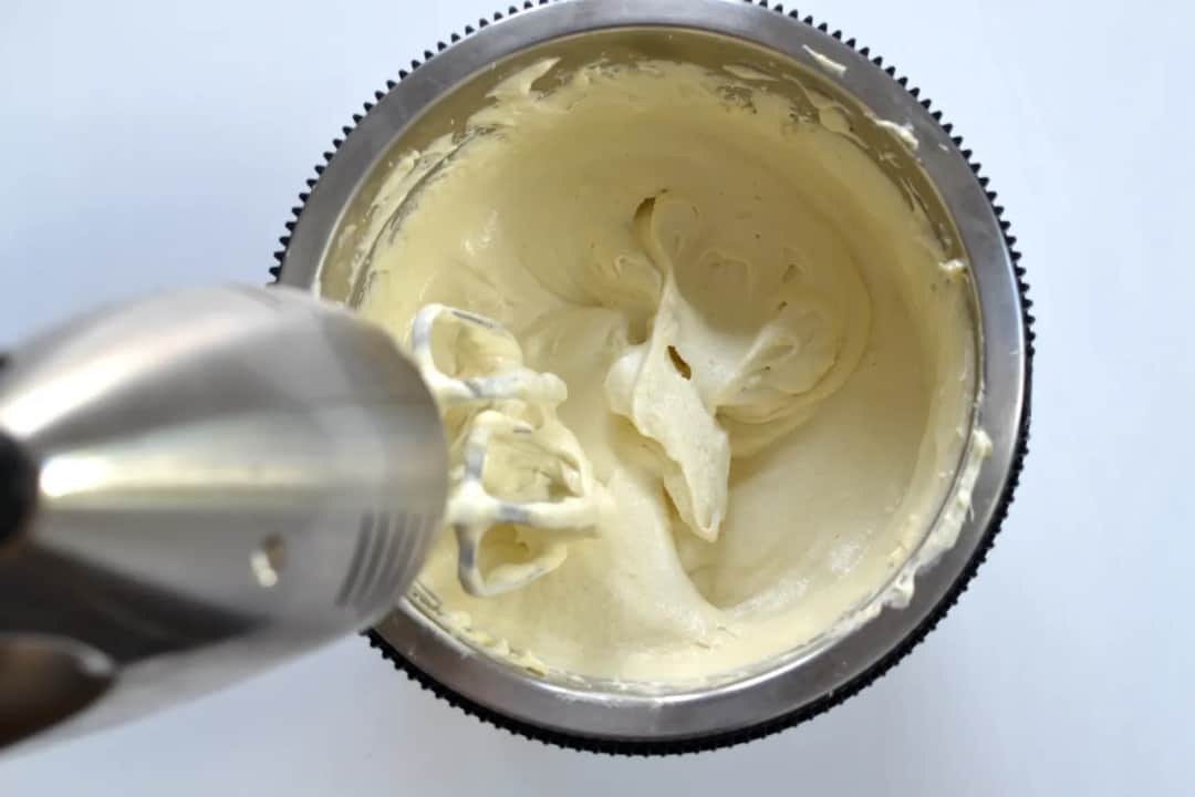 Jak przygotować krem budyniowy bez mleka i masła – prosty przepis