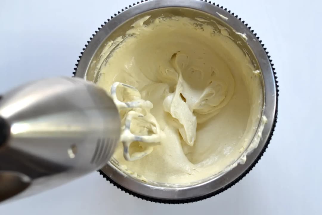 Jak przygotować krem budyniowy bez mleka i masła – prosty przepis