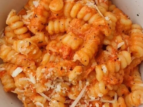 Jak zrobić makaron z sosem pomidorowym: prosty przepis krok po kroku