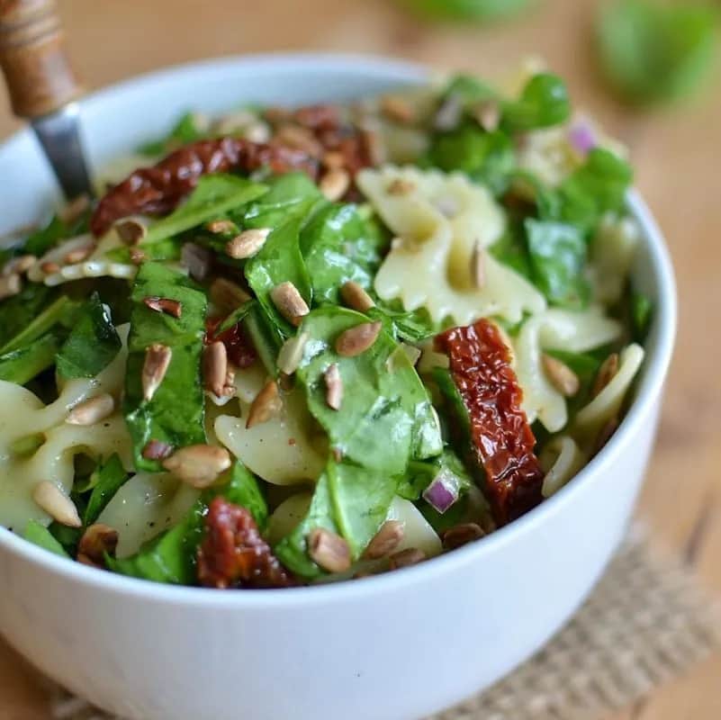 Przepis na makaron z pesto i suszonymi pomidorami – aromatyczne danie