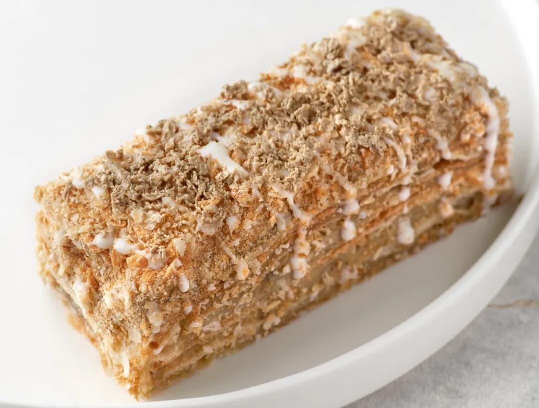 Pyszne ciasto chałwowe - prosty przepis na domowy deser bez pieczenia