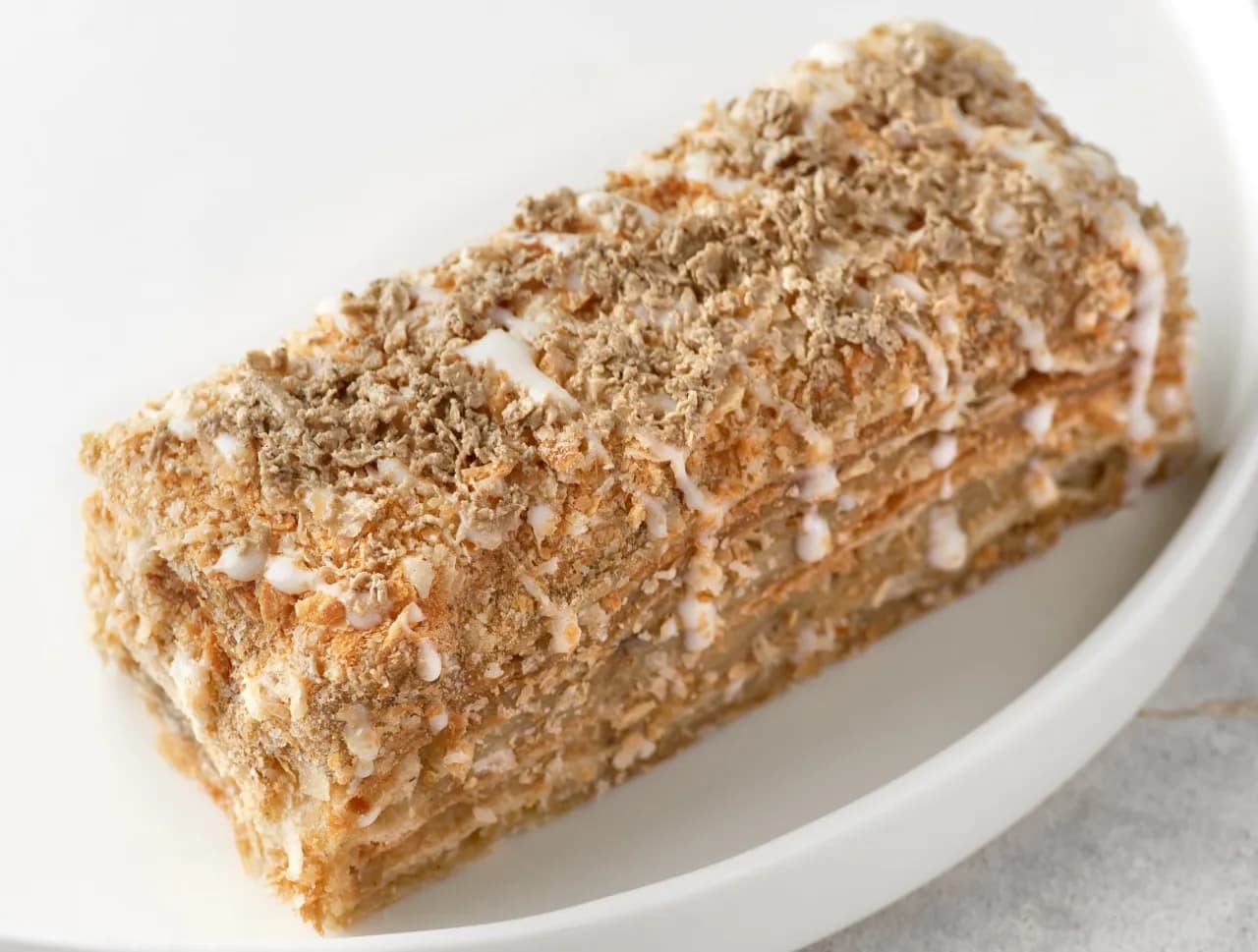 Pyszne ciasto chałwowe - prosty przepis na domowy deser bez pieczenia