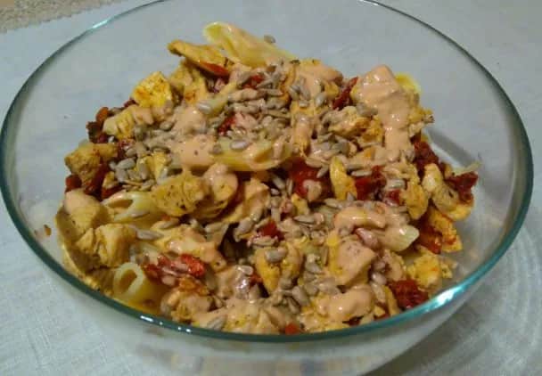 Sałatka makaronowa z kurczakiem i suszonymi pomidorami