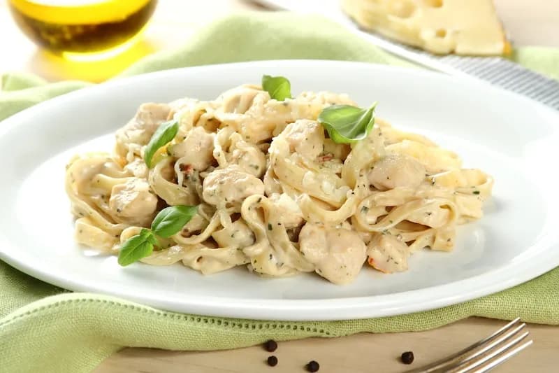Prosty przepis na makaron z kurczakiem i mozzarellą – szybki posiłek