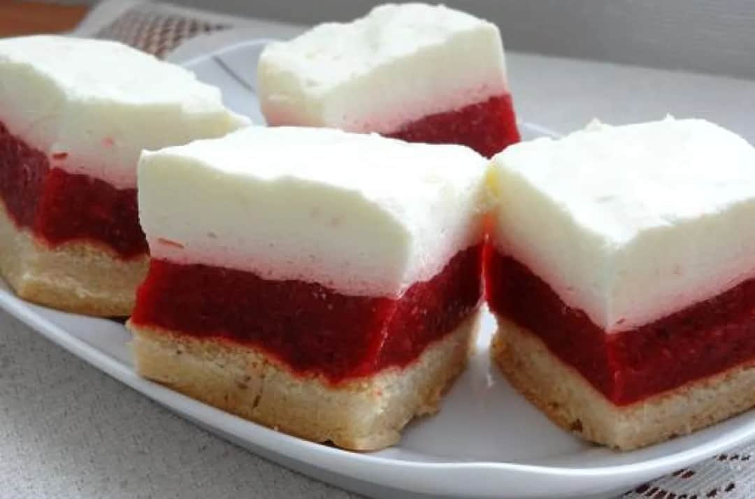 Pyszne ciasto z musem truskawkowym – prosty przepis na deser marzeń