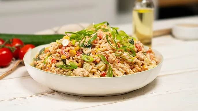Szybki i pożywny lunch – sałatka orzo z kurczakiem, idealna na każdą porę