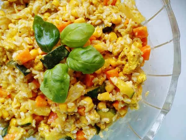 Sałatka curry z kurczakiem – egzotyczny smak na każdą okazję