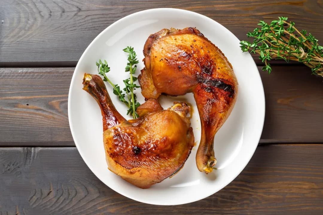 Jak idealnie upiec udka kurczaka w piekarniku z termoobiegiem bez przesuszenia