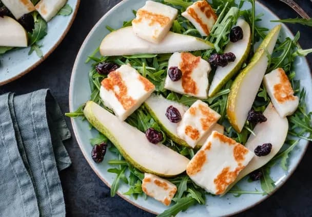 Świeże połączenie smaków – sałatka z halloumi i gruszką, idealna na lato