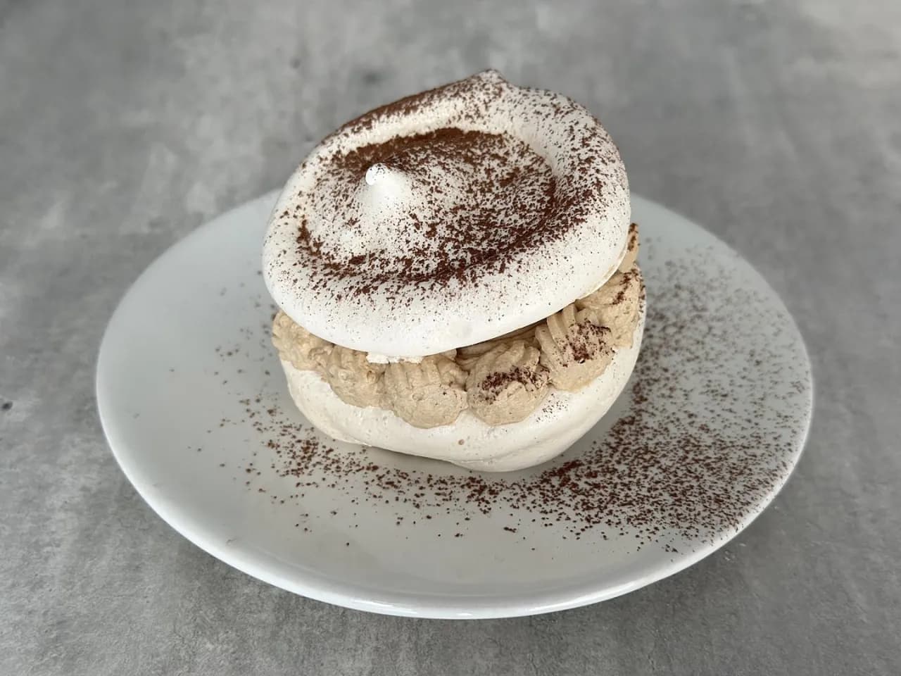 Czy ciasto z kremem kawowym i bezami to idealny deser na każdą okazję