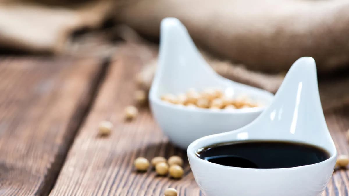 Sos sojowy z czego? Poznaj składniki i tajniki produkcji