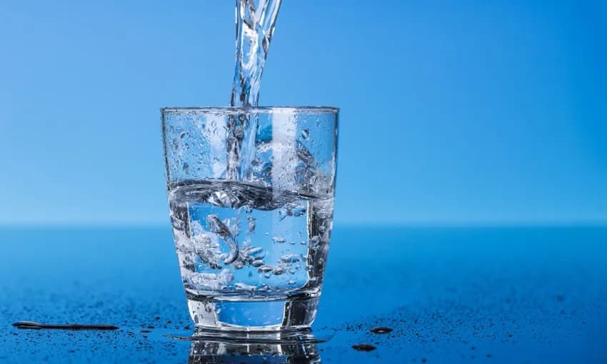 Ile kalorii ma szklanka wody? Zaskakujące fakty o nawodnieniu
