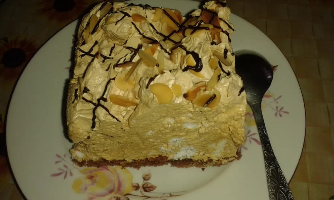 Przepis na ciasto hiszpanka z bezami - Słodkie i pyszne