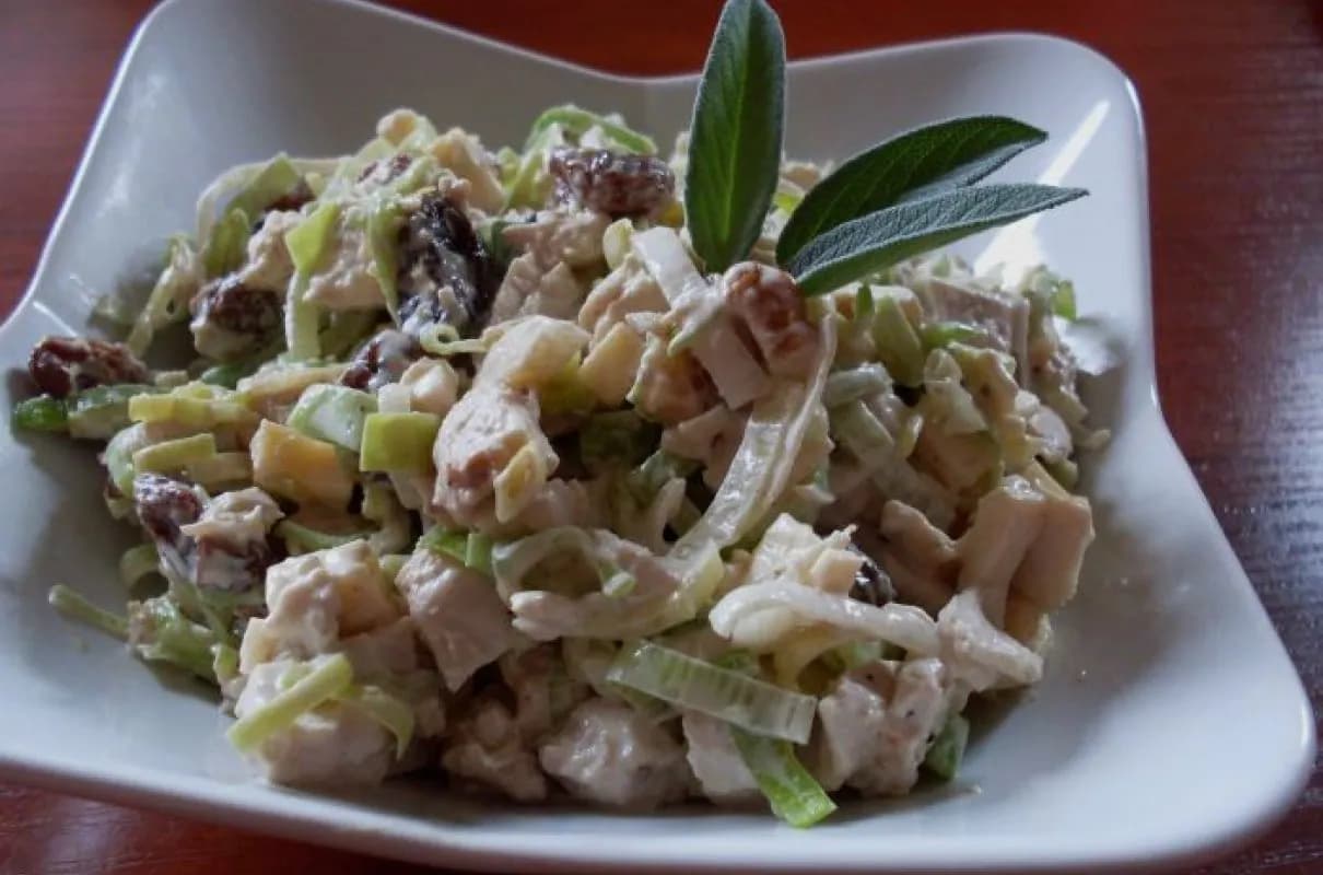 Zdrowa sałatka z kurczakiem i orzechami – pożywna propozycja