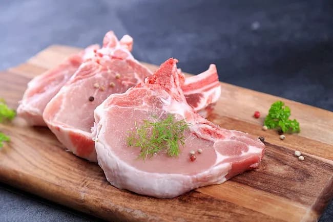 Ile kalorii ma mięso wieprzowe? Poznaj wartości dla różnych części
