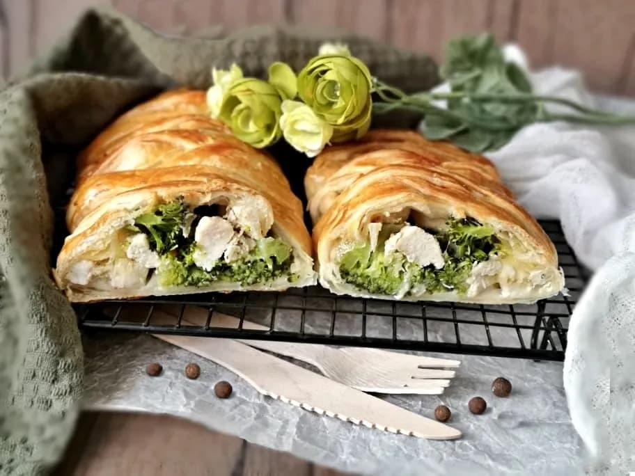 Ciasto francuskie z brokułem - Pyszne przepisy na przekąski