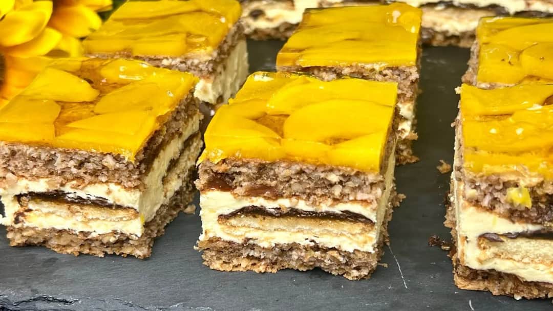 Kora orzechowa z brzoskwiniami – przepis na aromatyczne ciasto