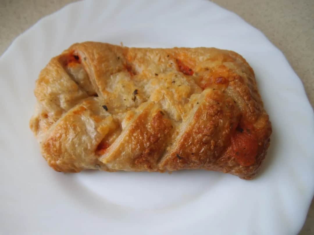 Przepis na ciasto francuskie z pomidorami i mozzarellą z Biedronki