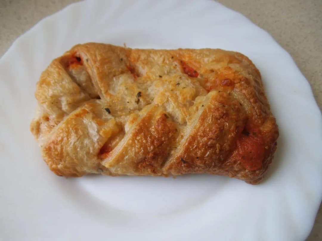 Przepis na ciasto francuskie z pomidorami i mozzarellą z Biedronki