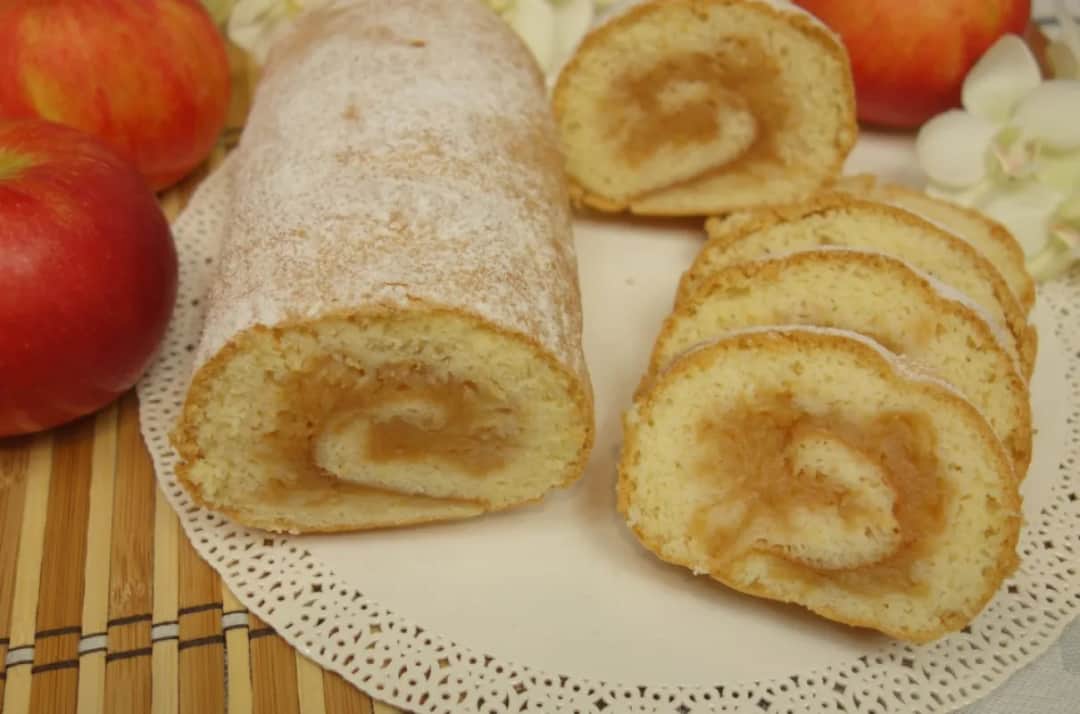 Rolada z jabłkami i galaretką – lekki deser na lato, idealny na upały