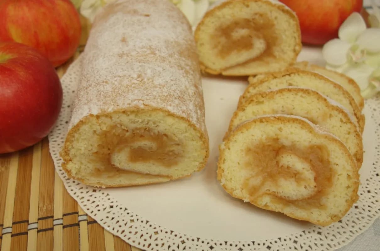 Rolada z jabłkami i galaretką – lekki deser na lato, idealny na upały