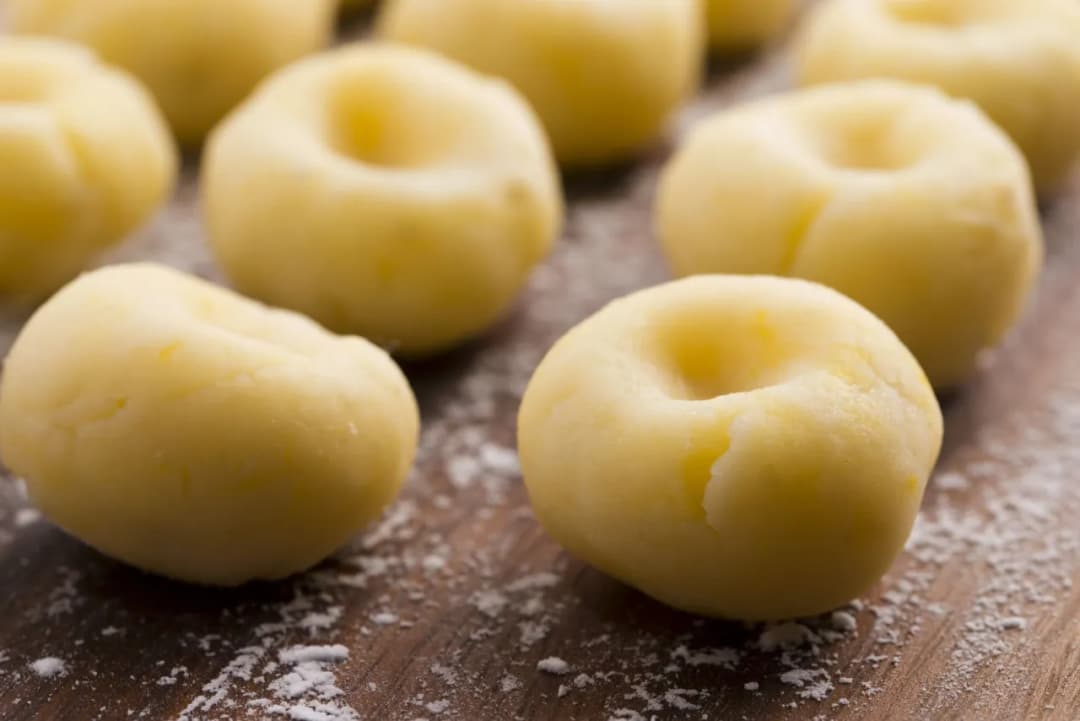 Ile kalorii mają kluski na parze? Poznaj wartość odżywczą