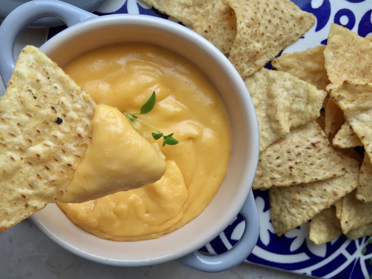 Jak zrobić sos serowy z serka topionego: prosty przepis krok po kroku