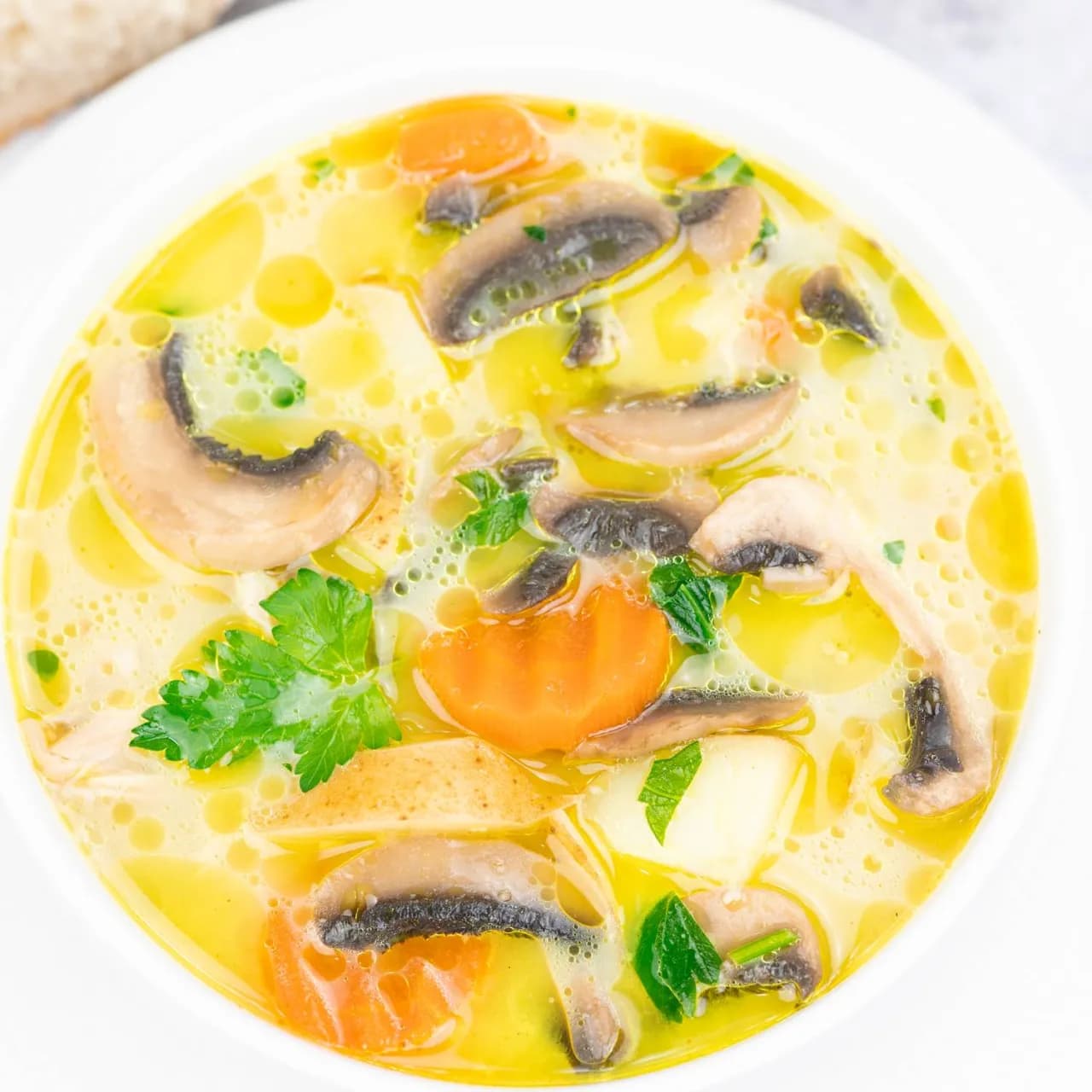 Jak zrobić pyszną zupę pieczarkową – prosty przepis krok po kroku