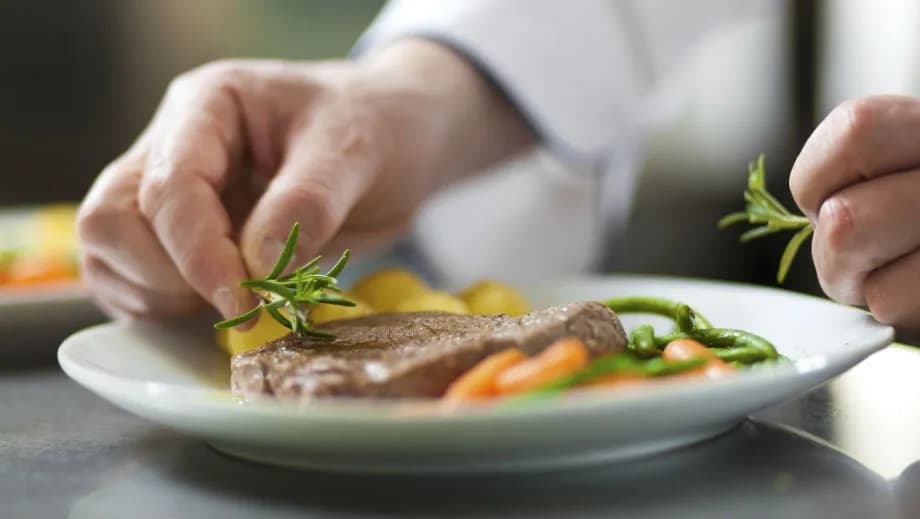 Najsłodsze filmowe przysmaki – odkryj desery, które zachwycają w kinie