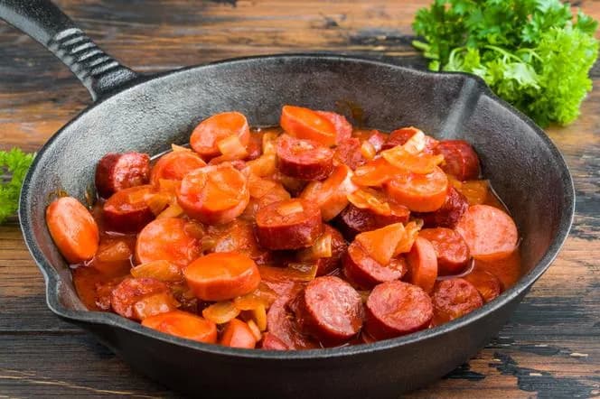Szybkie i smaczne dania z parówek na szybko, które zaskoczą każdego