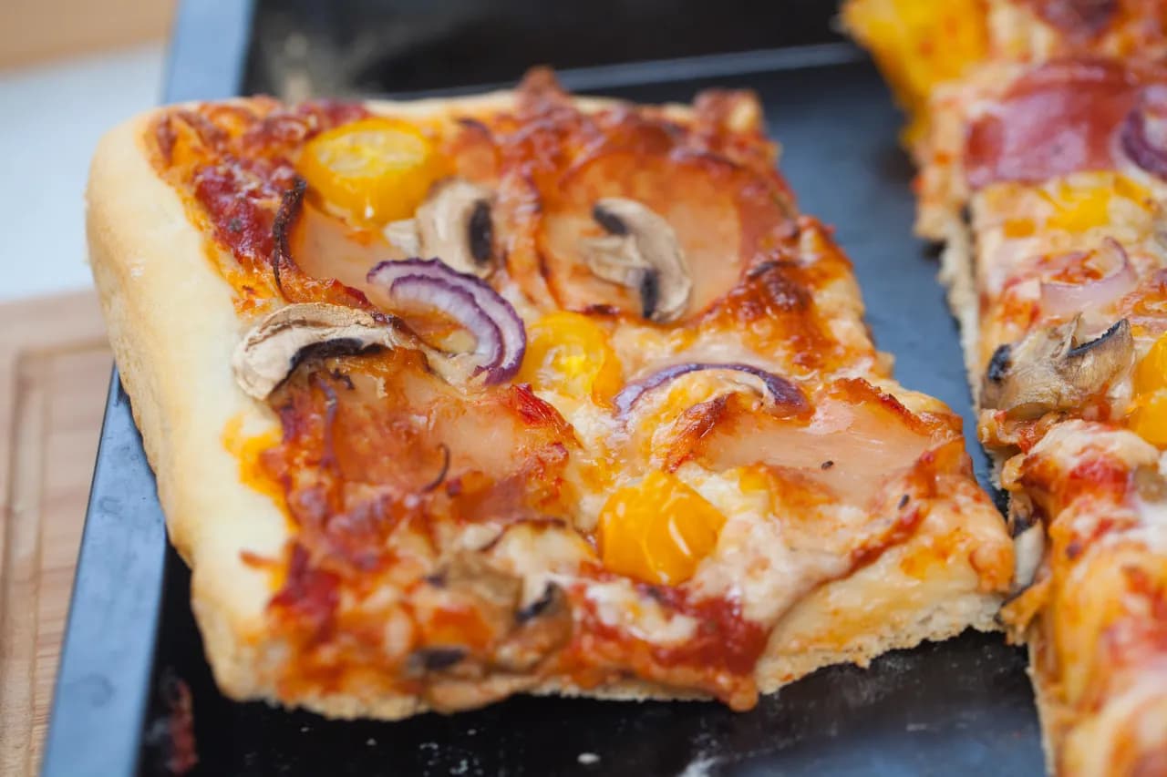 Przepis na ciasto na pizzę na dużą blachę - Idealne na imprezę