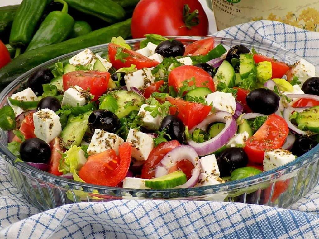 Czy sałatka grecka jest zdrowa? Wartości odżywcze, korzyści i potencjalne wady