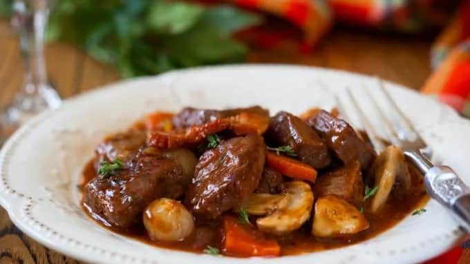 Najlepsze sosy do wołowiny: jak wybrać idealny i podkreślić smak mięsa