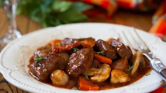 Najlepsze sosy do wołowiny: jak wybrać idealny i podkreślić smak mięsa