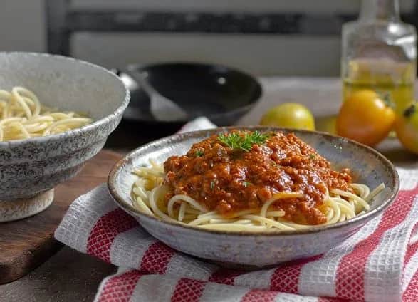 Jak zrobić spaghetti z gotowym sosem: 6 prostych kroków