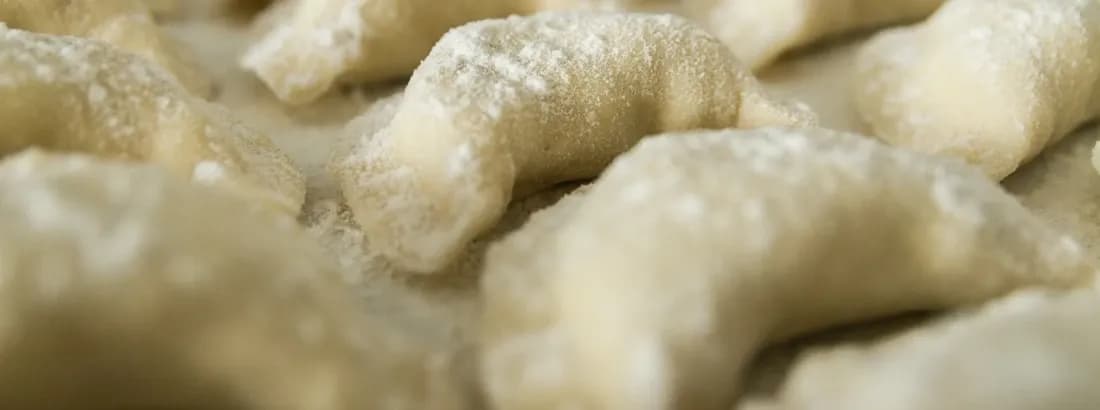 Jak zrobić idealne ciasto ciasto na pierogi: przepis krok po kroku