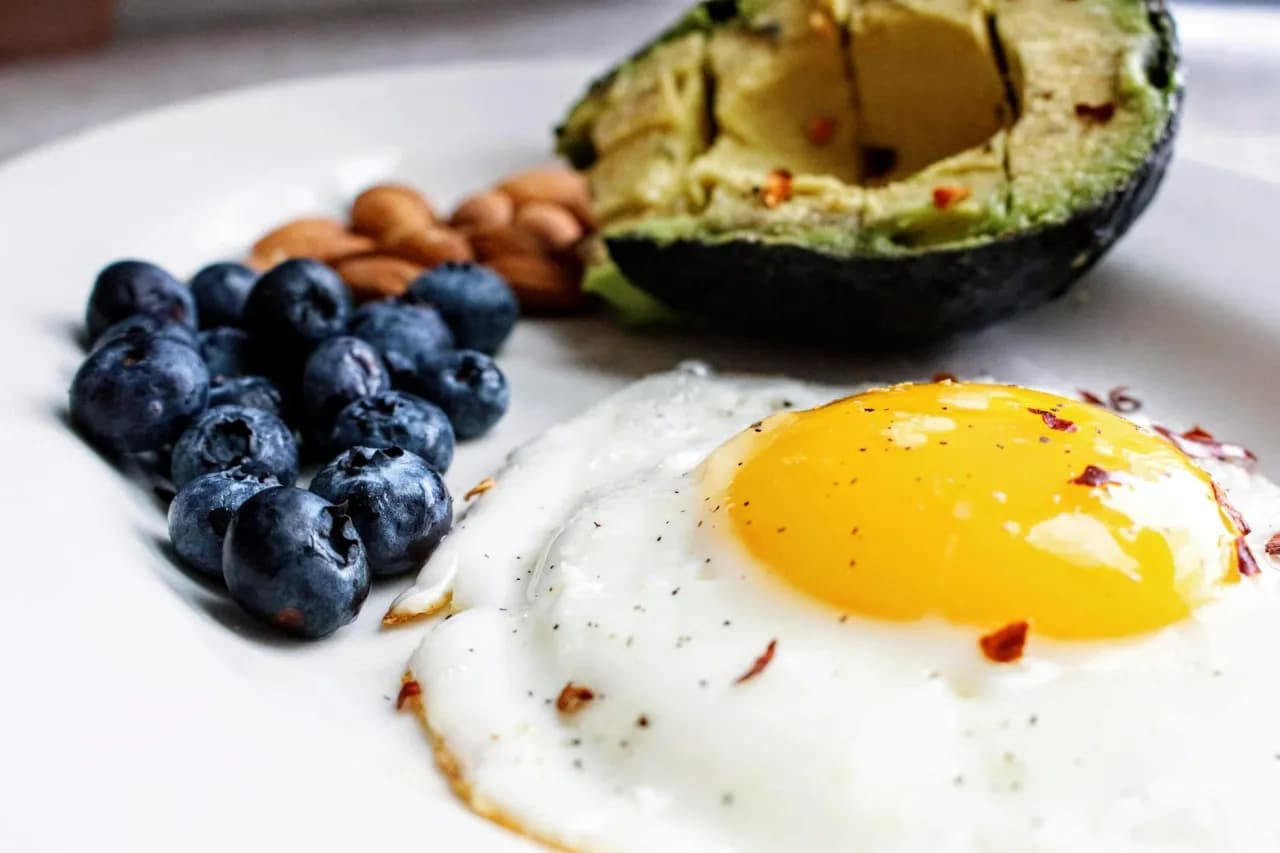 Keto przepisy – gdzie szukać inspiracji, by dieta ketogeniczna była smaczna i różnorodna?