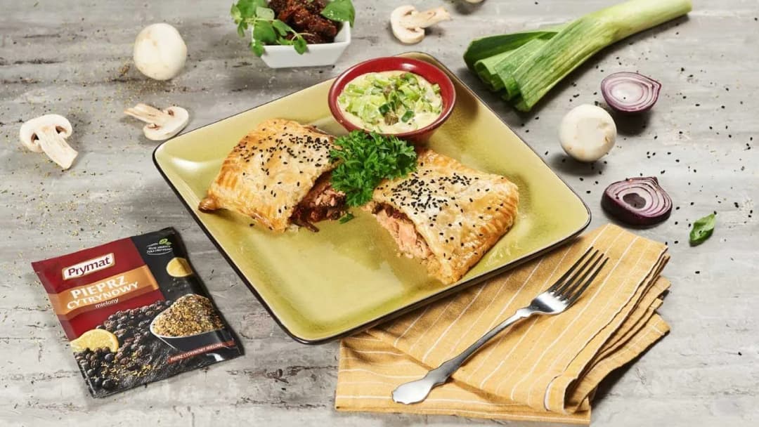 Aromatyczny łosoś w cieście francuskim: 3 proste przepisy na elegancki obiad