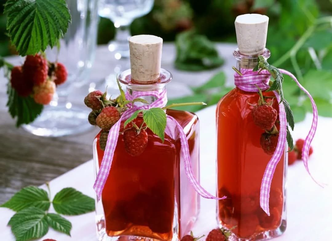 Nalewka malinowa jak zrobić – prosta receptura na wyjątkowy smak