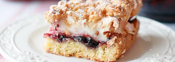 Przepis na pleśniaka: wyborny deser z dżemem porzeczkowym