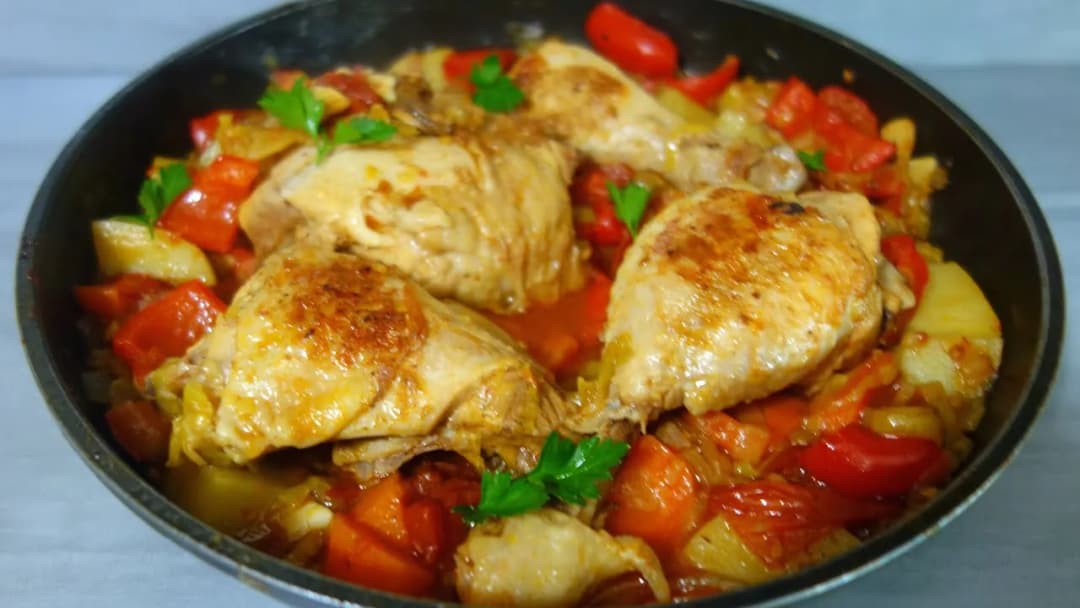 Jak zrobić pyszne warzywa na patelni z kurczakiem – prosty przepis krok po kroku
